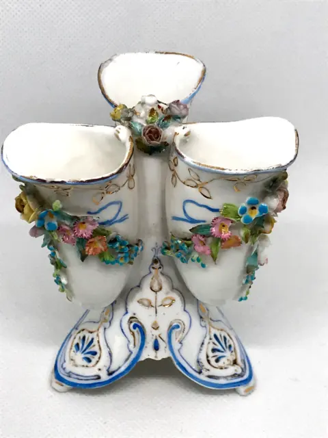 Joli ancien Mini vase tripode en porcelaine à décor de fleur en relief. XIXème?