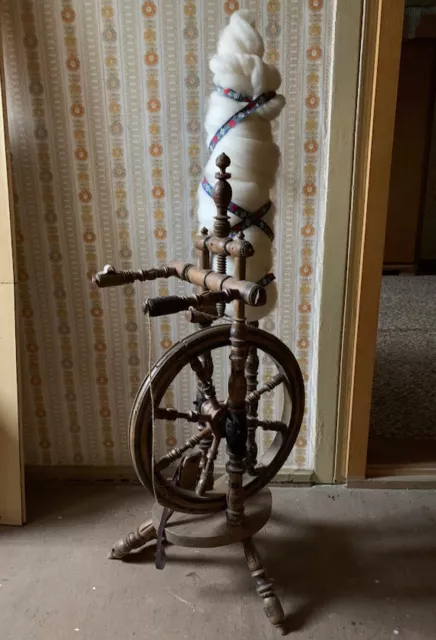 Mehrfarbiges Spinnrad aufwändig gedrechselt sehr dekorativ