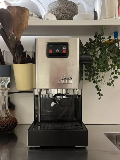 https://www.picclickimg.com/JDMAAOSwrBFlkx9j/Gaggia-Classic-2-Cups-Espresso-Machine-Stainless.webp