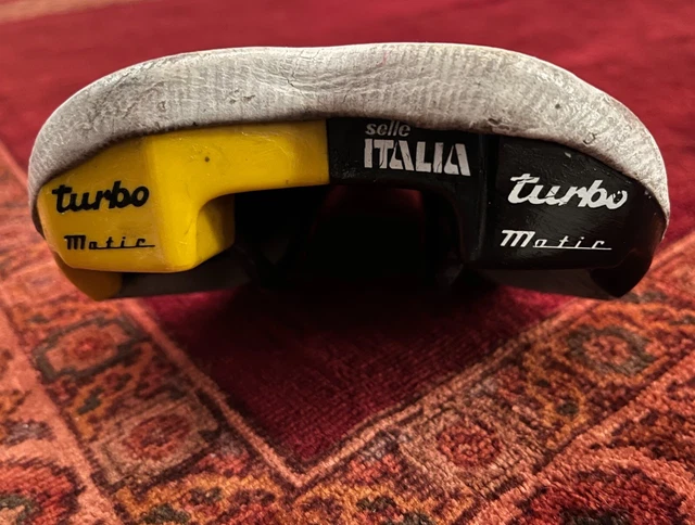 Selle Italia Turbo Road Vintage - Noire, Logo Bernard Hinault, Cuir Et Acier, Bon état Rétro