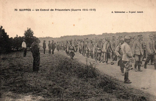 CPA Militaria. SUIPPES - 70. Un Convoi de Prisonniers - 1914-1918