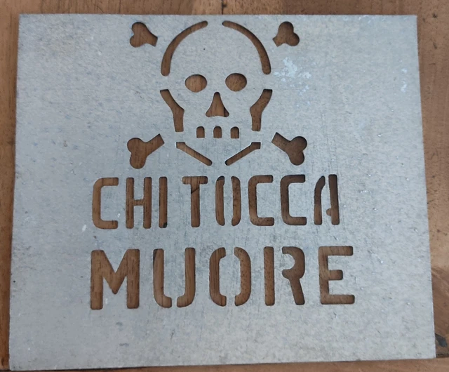 Vecchia targa in zinco:   CHI TOCCA MUORE . Cm.19,5 x 17