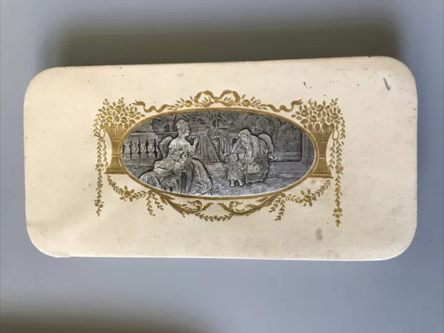 Boîte À Dragées Ancienne Cartonnée À Médaillon Scène Galante En Papier Argenté