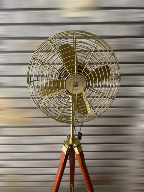 Ventilador de piso antiguo de latón con soporte de trípode de madera,...