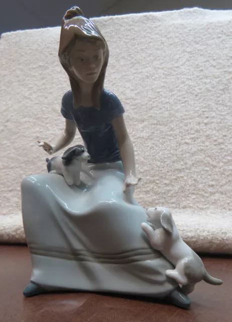 Lladro Spanien: Porzellan Figur "Mädchen spielt mit zwei Welpen"