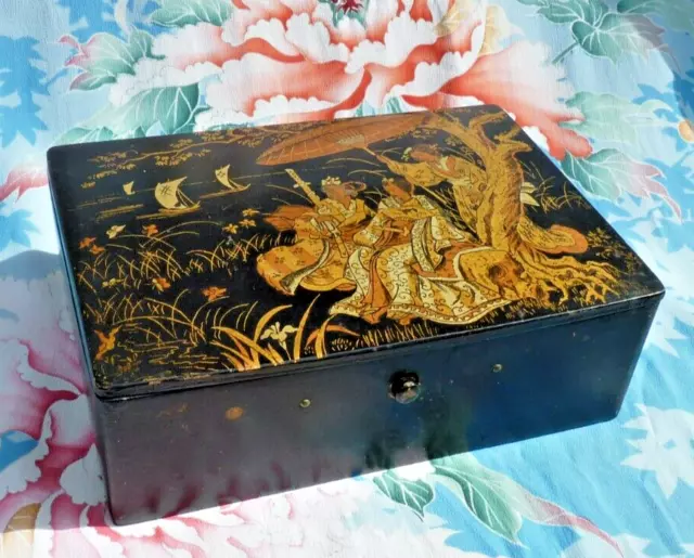 BOITE ANCIENNE Décor japonisant XIXe, en BOIS LAQUÉ NAPOLÉON III