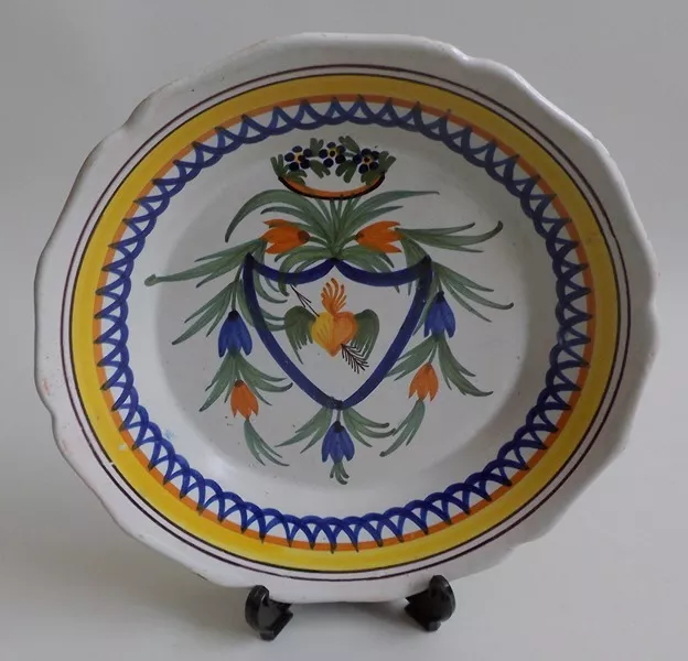 Auxerrois, Nivernais. Assiette en faïence décor d'un coeur enflammé, XIXe