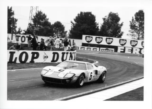Ford GT40 Ickx & Oliver. Le Mans win 1969. Photo M282