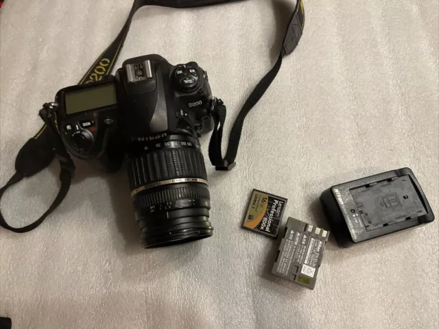 Cámara digital SLR Nikon D200 - negra (Kit con lente zoom de 18-200 mm y tarjeta