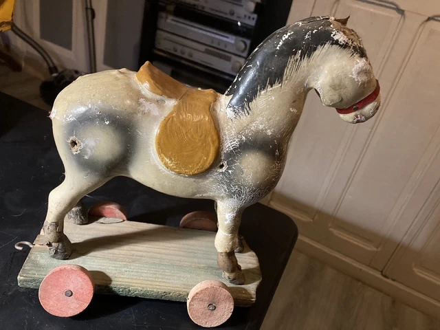Jouet cheval à roulettes - VENTE SUR PLACE AU MIEUX DES ENCHERES DU MUSEE PRIVE D'OBJETS