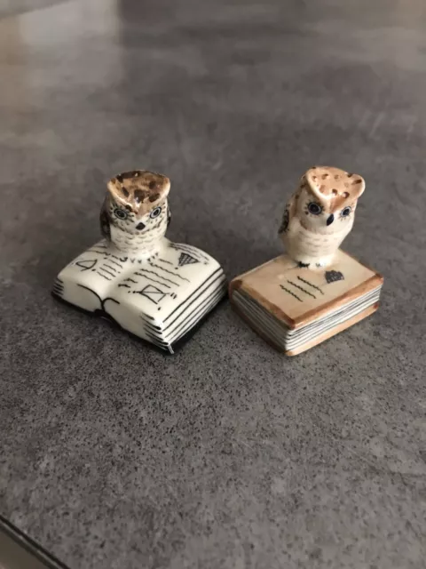 Paire De Petites CHOUETTES Hibou En PORCELAINE Polychrome Sur Livre VINTAGE