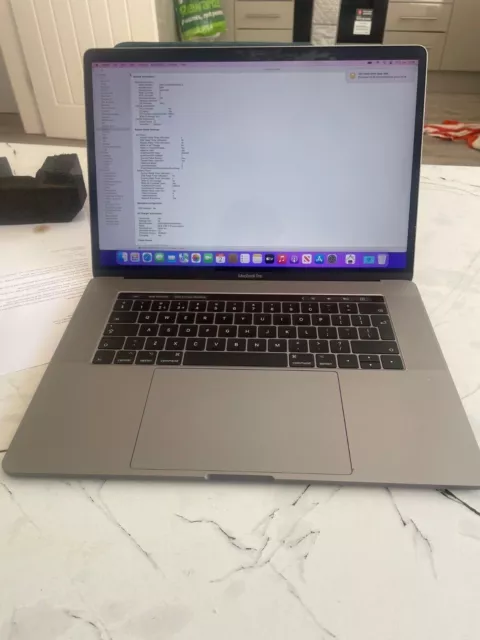 Apple MacBook Pro 15,4" 16 GB RAM, 256 GB, 2,6 computer portatile quad-core i7 con touchbar