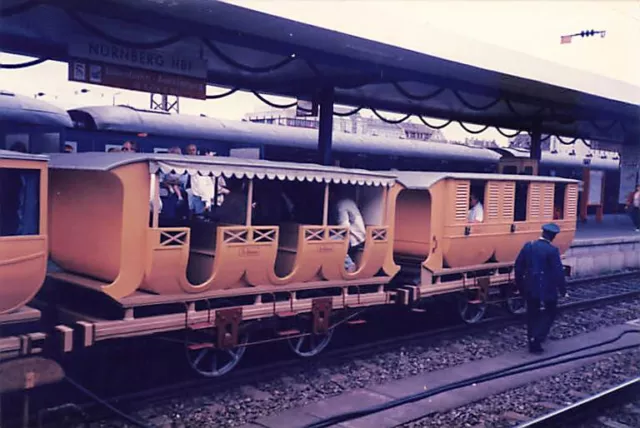 Foto Waggons der Adler Hbf Nürnberg 31.07.1985 ca. 9x13cm H3176c