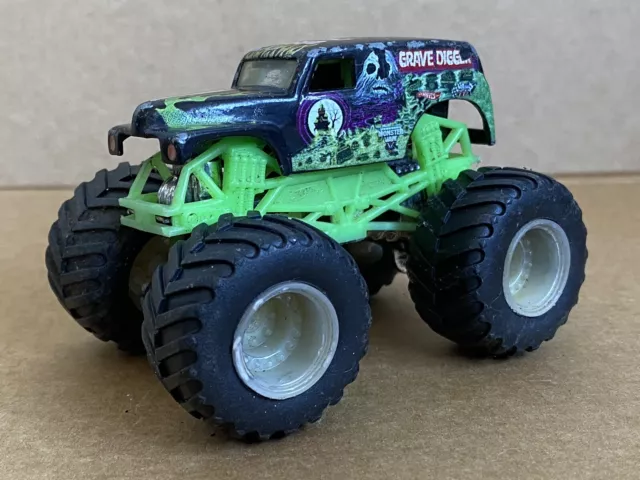 Monster Jam, Official Radical Rescue vs. Earth Shaker Die-Cast Monster  Trucks, 1:64 Scale, 2 Pack