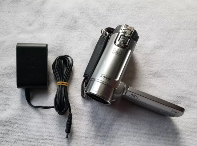Canon FS10 Built-in Memory 8 GB Camcorder W/Charger ( NEEDS NEW BATTERY )Working