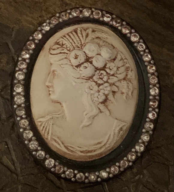 Broche en laiton style camée, portrait de femme miniature