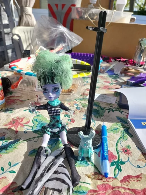 MONSTER HIGH FREAK DU CHIC TWYLA Daughter of the Boogeyman Doll STAND included