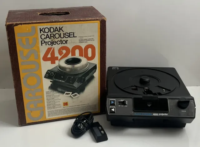 Proyector de diapositivas Kodak Carrusel 4200 se enciende para reparación solo lee describir