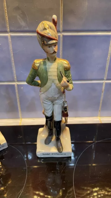 SOLDAT D’INFANTERIE  : Figurine en porcelaine, 20ème siècle FRANCE