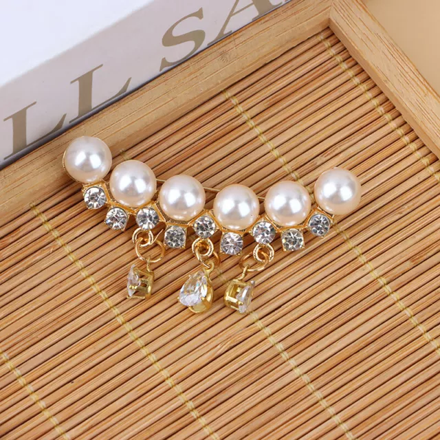 Female Fashion White Pearl Brooches For Women Luxury Rhinestones Alloy Brooch