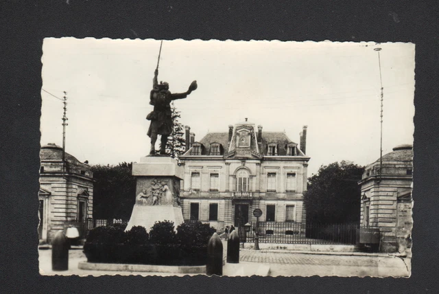 ARPAJON (91) MONUMENT to the DEAD & TOWN HALL animated circa 1950