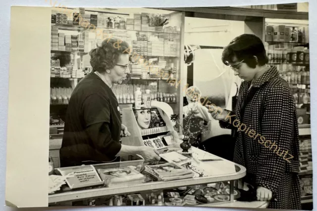 orig. Foto Laden Geschäft um 1960 Reklame Waren