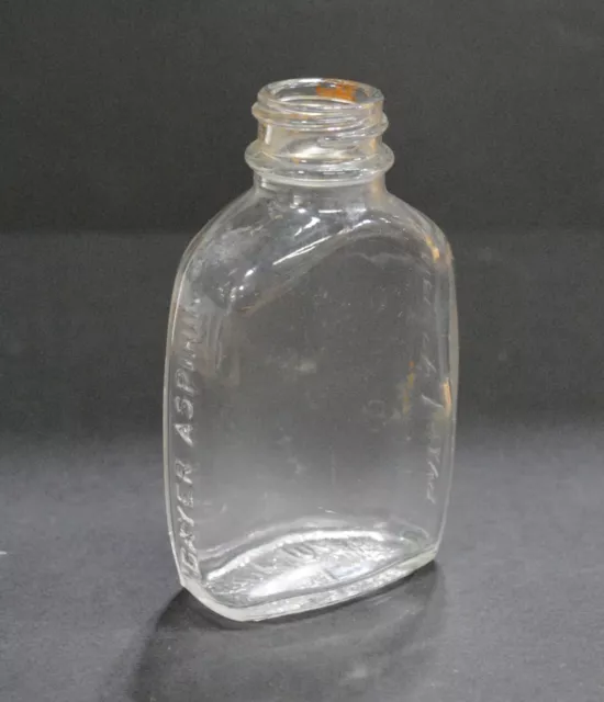 https://www.picclickimg.com/JGQAAOSwR-dg8ecS/Vintage-Bayer-Company-Inc-Aspirin-Glass-Embossed-Bottle.webp