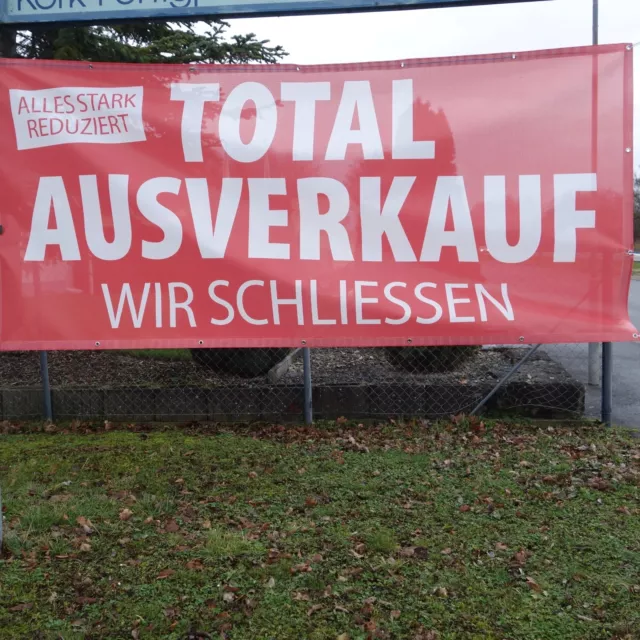 Banner TOTAL AUSVERKAUF WIR SCHLIESSEN Hochwertige Mesh Plane mit Ösen 300x140