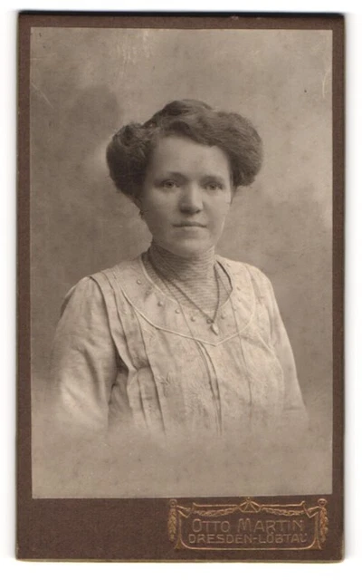 Fotografie Otto Martin, Dresden-Löbtau, Portrait bürgeriche Dame mit moderner F