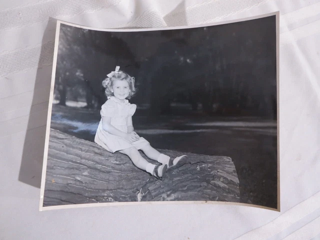 Fotografía vintage en blanco y negro de 8 x 10 niña sentada en tronco