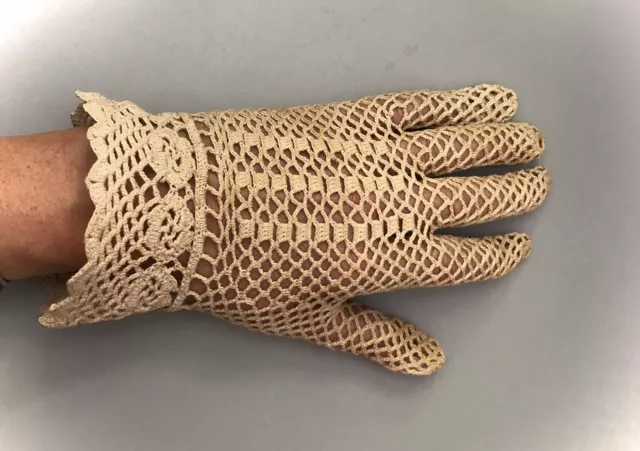 Paire De Gants XIX ème En Crochet Écru Pour Mains Fines 3