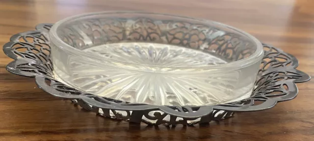 Ornate WM ROGERS EPNS Lovelace Pattern #1513 6” Silver Plate Tray w/ Glass Dish