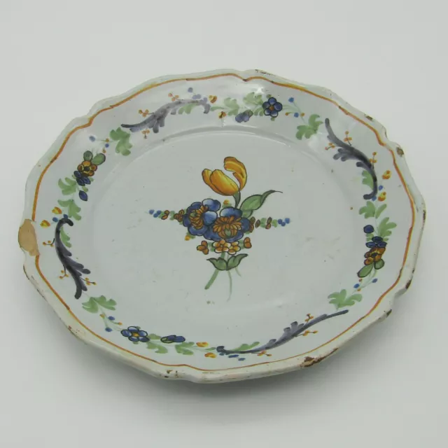 Nevers. Assiette en faïence à décor polychrome de fleurs, XVIIIe siècle