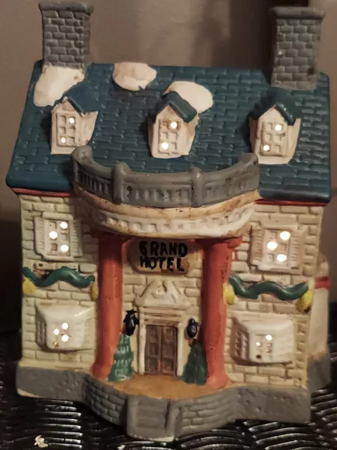 Vtg Light Up Village House Christmas Winter Valley Grand Hotel w/Box and Cord