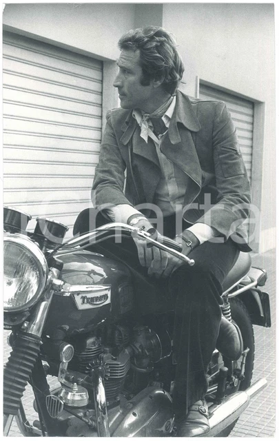 1970 CA ITALIA CINEMA Maurizio MERLI con motocicletta TRIUMPH Foto