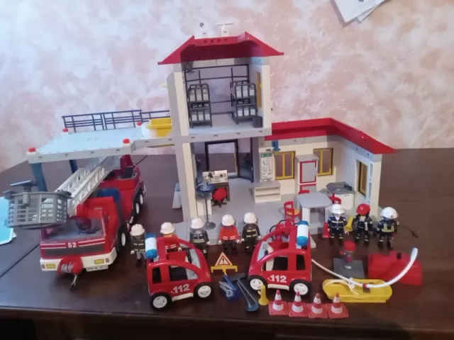 Playmobil - 4819 - Jeu de construction - Caserne de pompiers : :  Jeux et Jouets