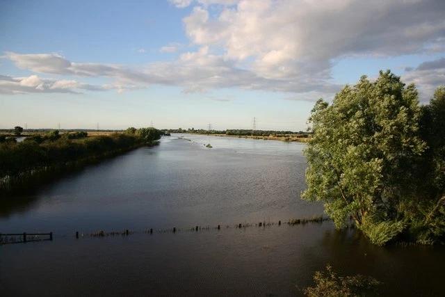 Photo 6x4 High water Dunham on Trent River Trent in flood looking north f c2007