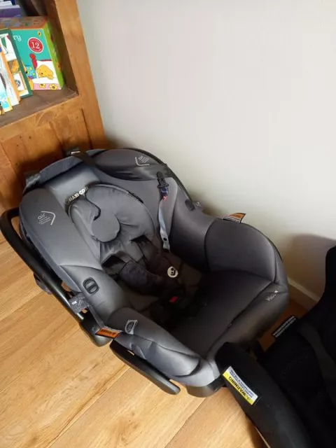 Maxi cosi air mico plus baby capsule, grey with isofix adaptor