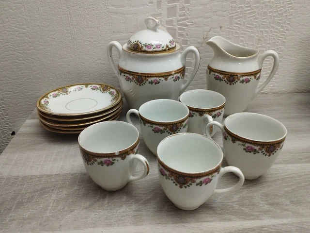 LIMOGES : Partie de service en porcelaine émaillée blanche à décor de