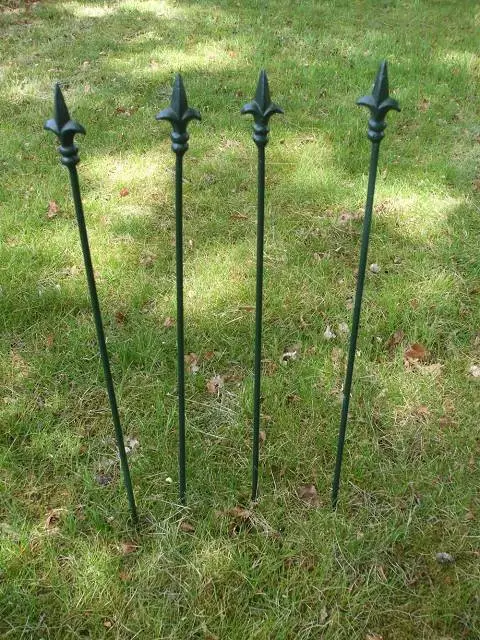 4 Stück grün lackierte Rankstäbe Rankhilfe verzierte Spitze Eisen 60cm inkl. VK.