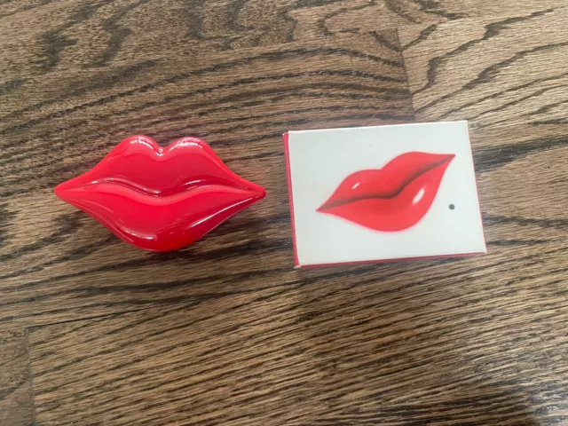 Estuche de plástico compacto brillo labial boca labios rojos maquillaje Avon Kiss'n vintage con caja