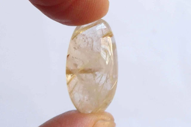 Pierre précieuse de rutile, forme ovale de cabochon doré, fabrication de...