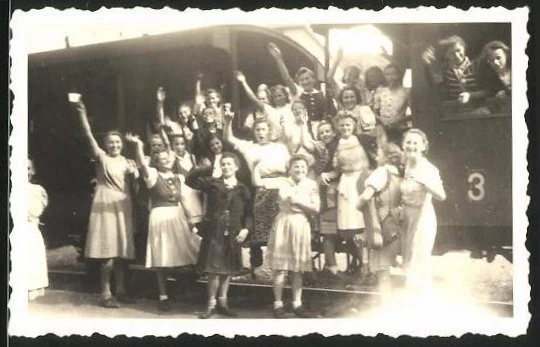 Fotografie Detsche Reichsbahn, hübsche junge Frauen am & im Personenzug