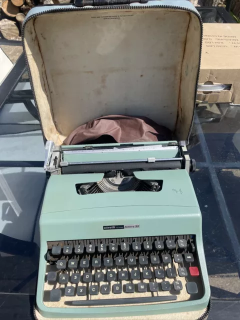 Máquina De Escribir Olivetti Lettera 32 Azul Agua Con Estuche De Transporte Hecha En España