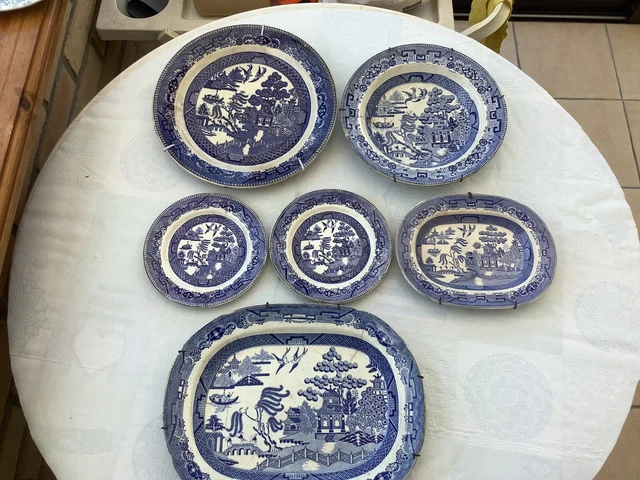 Service d'assiettes striées blanches et couleurs vives