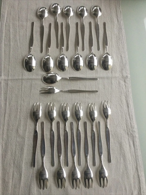 Christofle, Paris - Série de 4 fourchettes à entremets - Modèle Vendôme (style Louis XIV) - en métal argenté - France