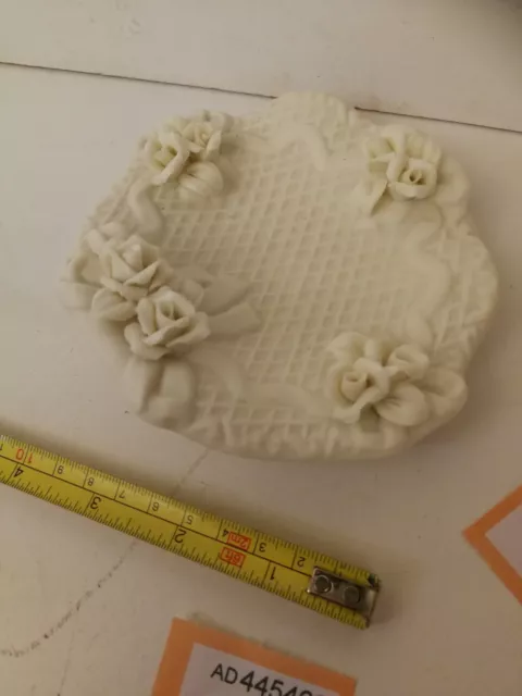 Porcelain dish with flowers and honeycomb finish