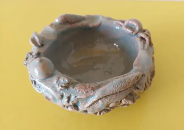 Ciotola in ceramica con soggetti marini in rilievo firmata Paccian