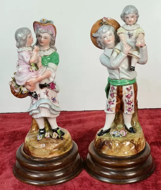 Paire De Figurines En Porcelaine Émaillée. Bases En Bois. Allemagne. Xxe Siècle.