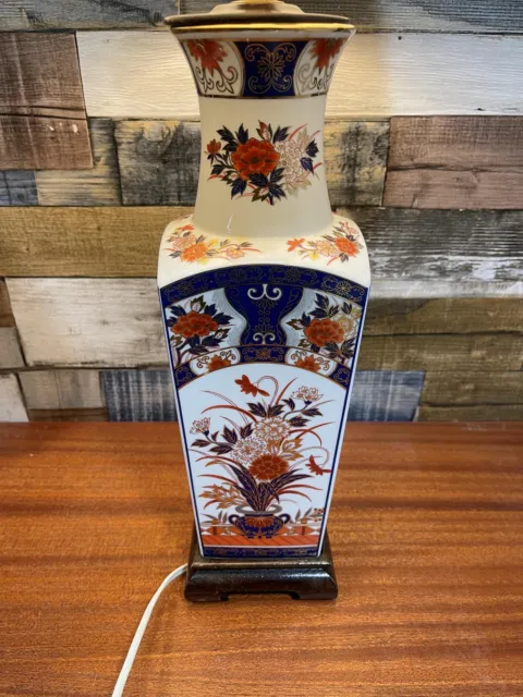 Beautiful Vintage Ceramic Vase Table Lamp with Oriental Flower Design. 3